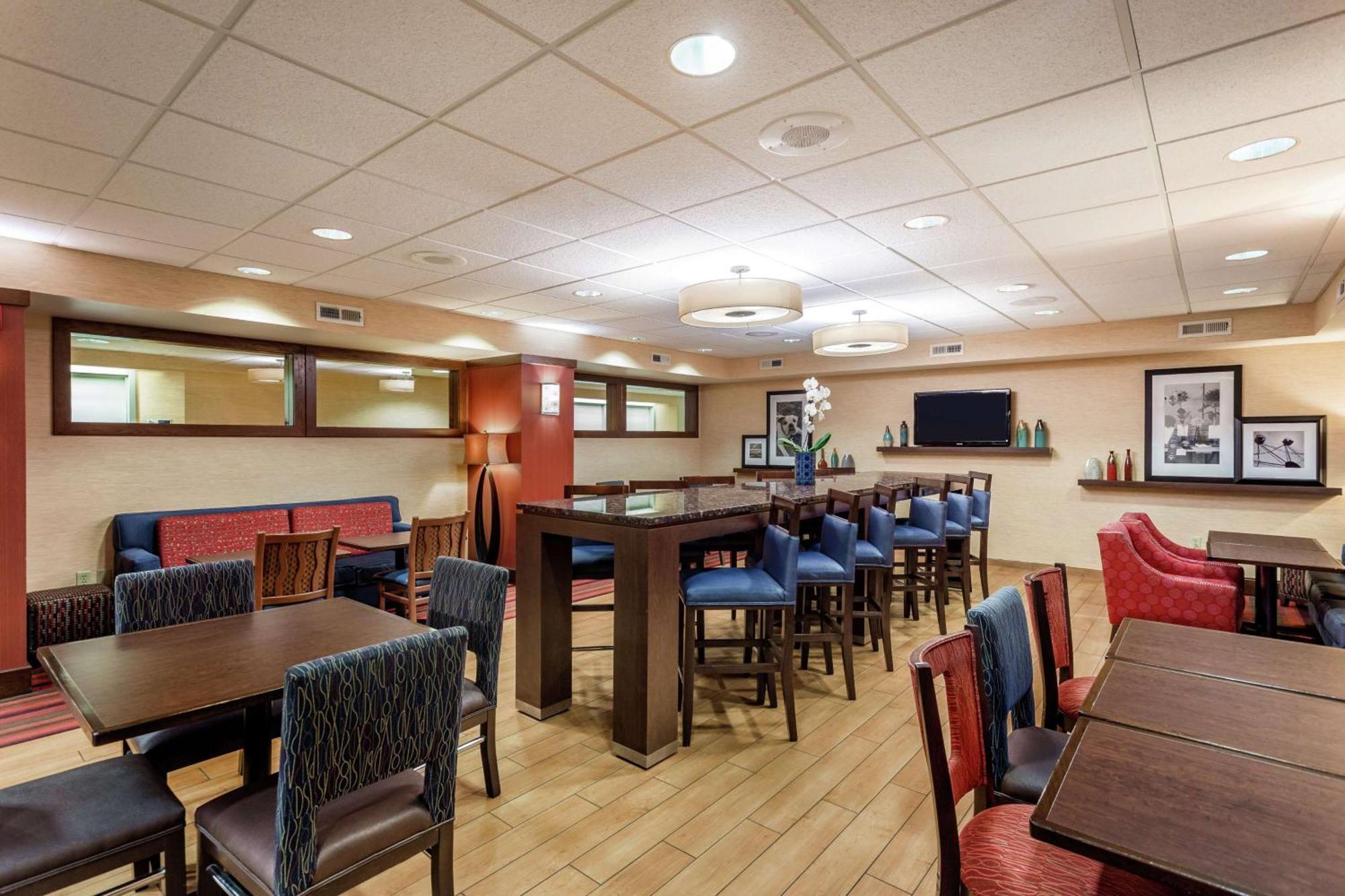 Hampton Inn Milwaukee Airport Bagian luar foto